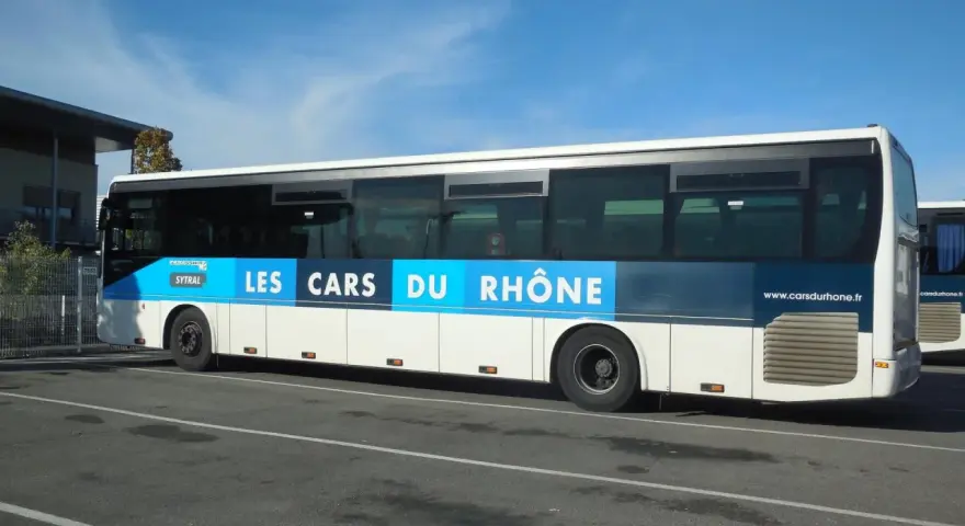 Un bus "Les Cars du Rhône" stationné, illustrant la réglementation transport interurbain de voyageurs.