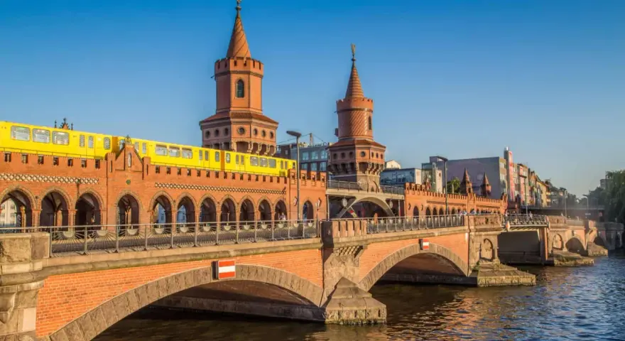 Pont Oberbaum à Berlin, avec un train jaune passant. Idéal pour un séjour à Berlin en 5 jours.