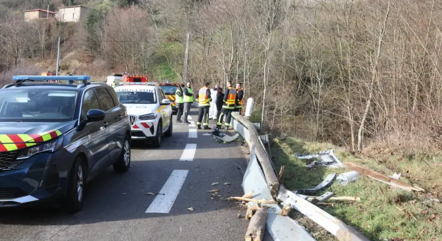 Intervention des secours suite à un accident. Les équipes sont sur place pour gérer la situation, rappelant l'importance de savoir que faire en cas d'accident en centre de loisirs.