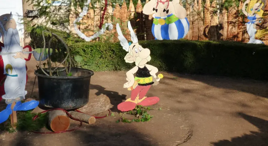 Des personnages d'Astérix et Obélix en carton, comme s'ils avaient décidé de fabriquer un menhir en carton pour le village.