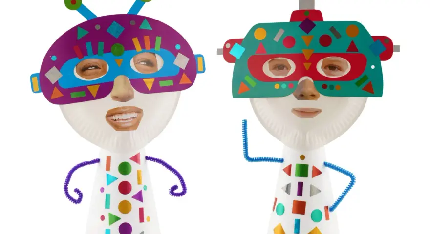 Deux masques de super-héros faits main avec des visages d'enfants, décorés de formes colorées.