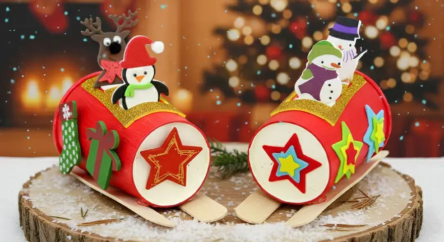Deux traîneaux de Noël en carton décorés de pingouins, bonhommes de neige et rennes, sur un fond festif.