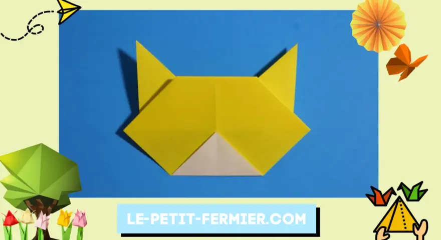 Chat en origami jaune sur fond bleu, entouré de décorations colorées.