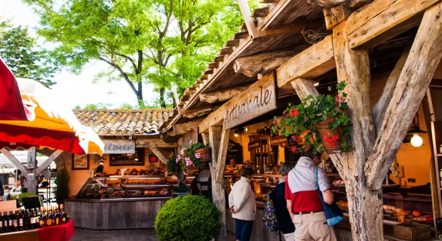 Marché artisanal au Bois-Plage-en-Ré : découvrez les activités et produits locaux sous les arbres.