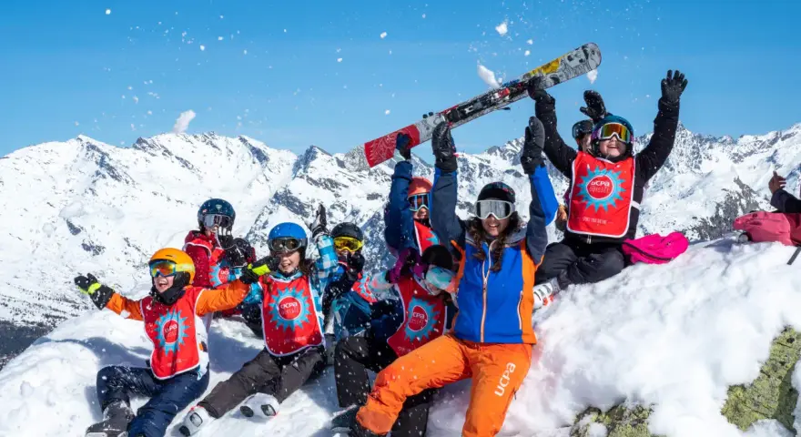 Enfants joyeux en ski, ski, et moniteur lors d'un bafa stage d'approfondissement en montagne.