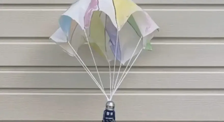 Un astronaute Playmobil descend en parachute. Ce parachute coloré, fait maison, est prêt pour l'aventure.