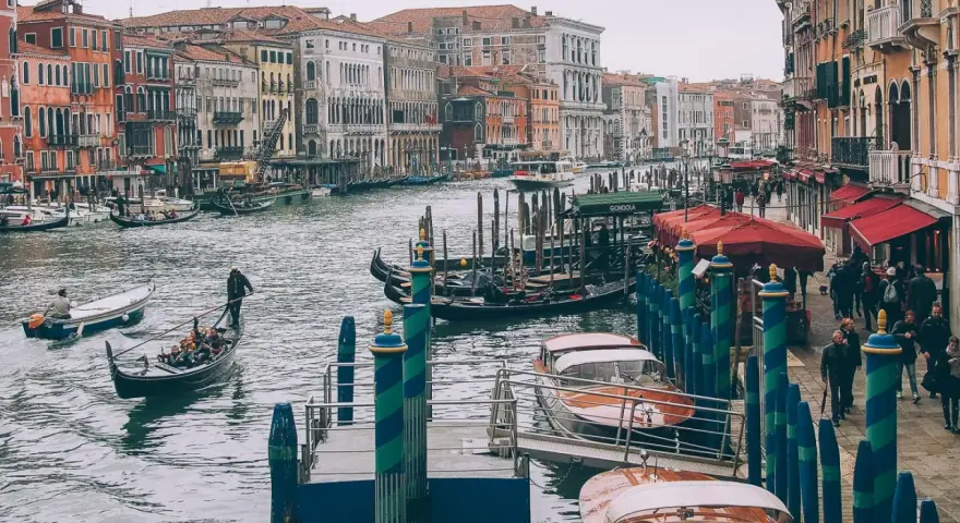 Venise, ses canaux, ses gondoles. Faut il un passeport pour aller à Venise ? Non, mais une envie d'évasion !