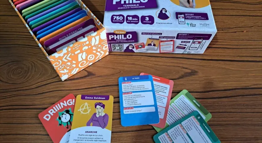 Un bac jeu de cartes "Kit'Bac Philo" pour la Terminale, avec des cartes questions et réponses sur le thème de la philosophie.