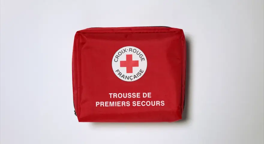 Trousse de premiers secours rouge de la Croix-Rouge Française, idéale pour le contenu trousse de secours jeunesse et sport.