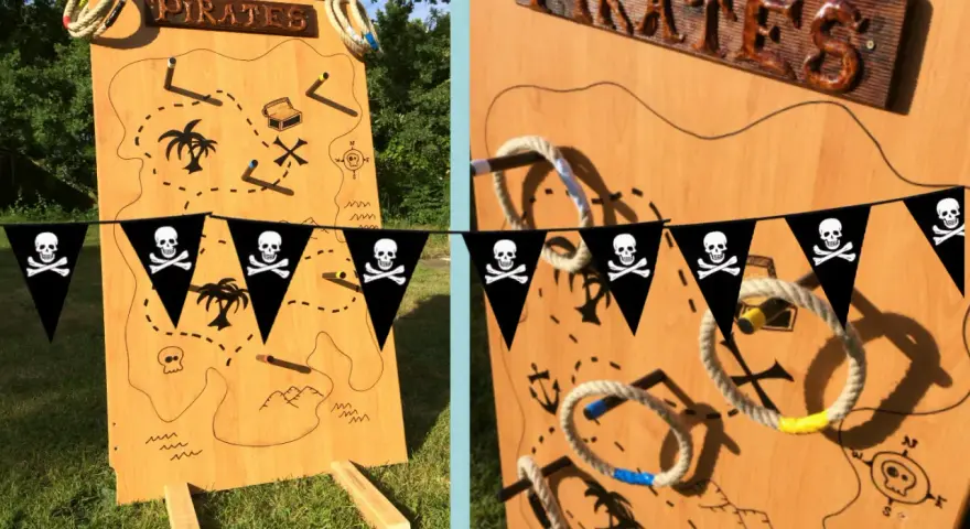 Jeu de kermesse à fabriquer gratuit : un panneau en bois décoré d'une carte au trésor pirate, avec des anneaux à lancer.