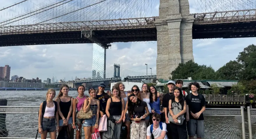 Groupe de jeunes devant le pont de Brooklyn à New York.