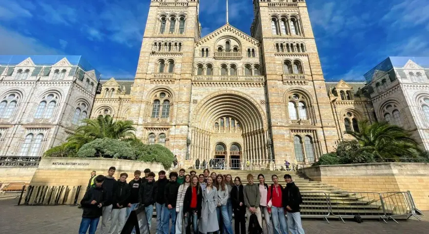 Groupe d'adolescents devant le Natural History Museum de Londres.