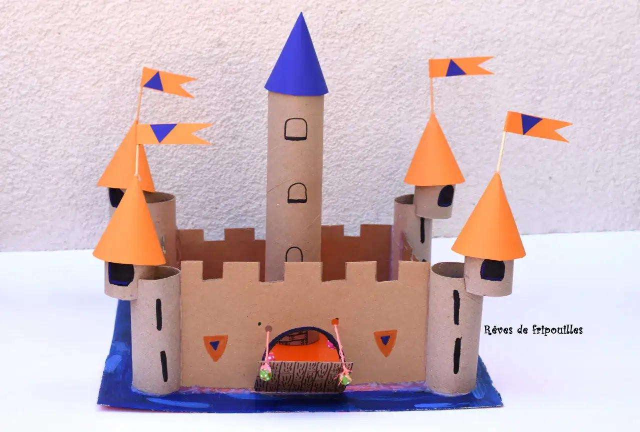 Château médiéval fait main, idéal pour une activité manuelle moyen âge maternelle. Tours, drapeaux et pont-levis pour un jeu d'imagination.