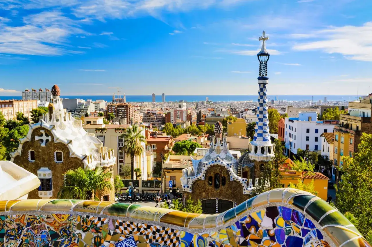 Vue de Barcelone depuis le parc Güell. Idéal pour un voyage scolaire Espagne prix abordable.