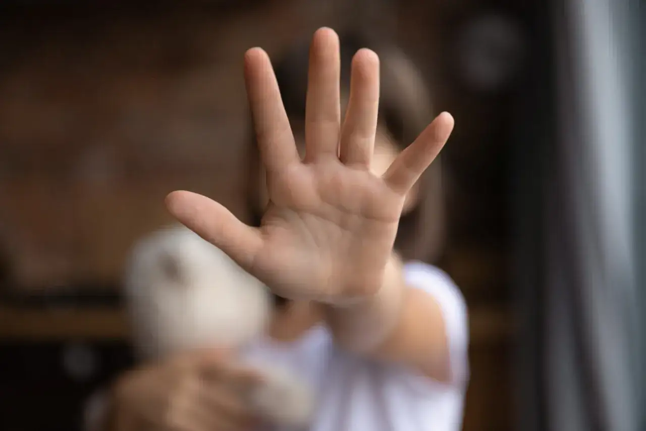 Main d'enfant tendue, stop. Si vous êtes témoin d'une situation, vous savez qui peut faire un signalement.