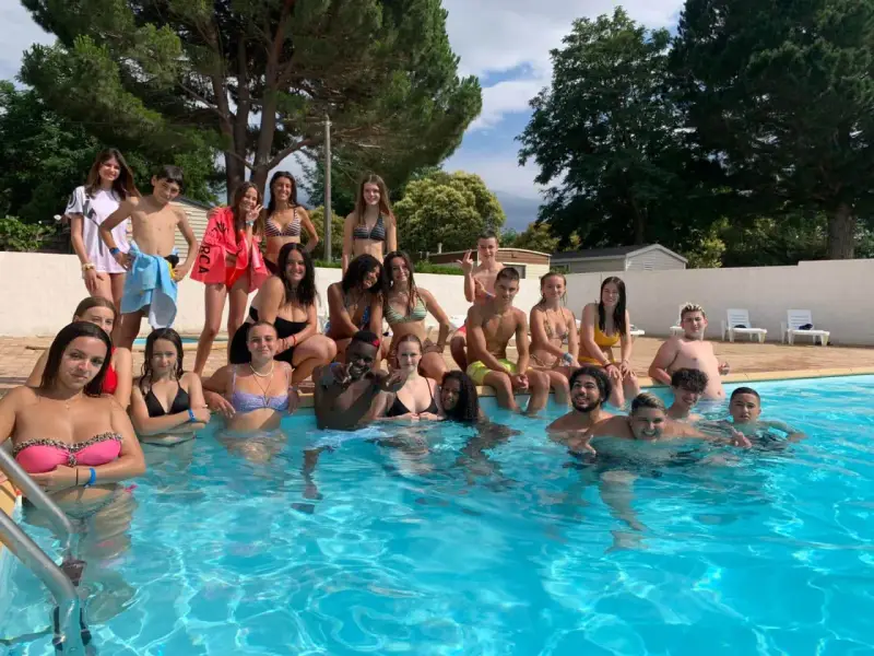 Des jeunes profitent d'une journée ensoleillée à la piscine d'une colonie de vacances à Argeles sur Mer.