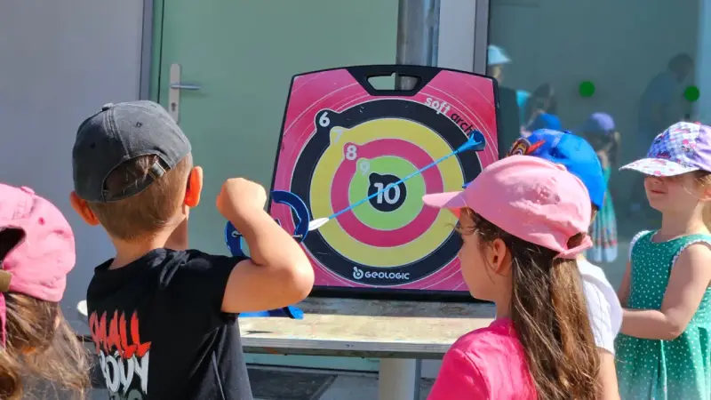 Des enfants jouent à la cible, une activité parfaite pour ouvrir un centre de loisirs.