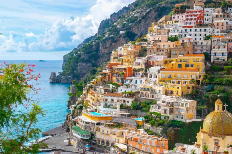 Vue spectaculaire de Positano, Italie, avec ses maisons colorées accrochées à flanc de falaise. Un rêve pour une colonie de vacances en Italie.