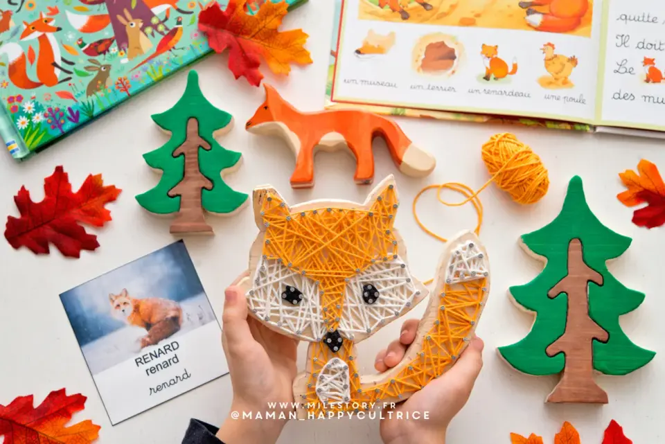 Un projet pédagogique autour des animaux avec un renard en fil et bois, un livre illustré et des décorations d'automne.
